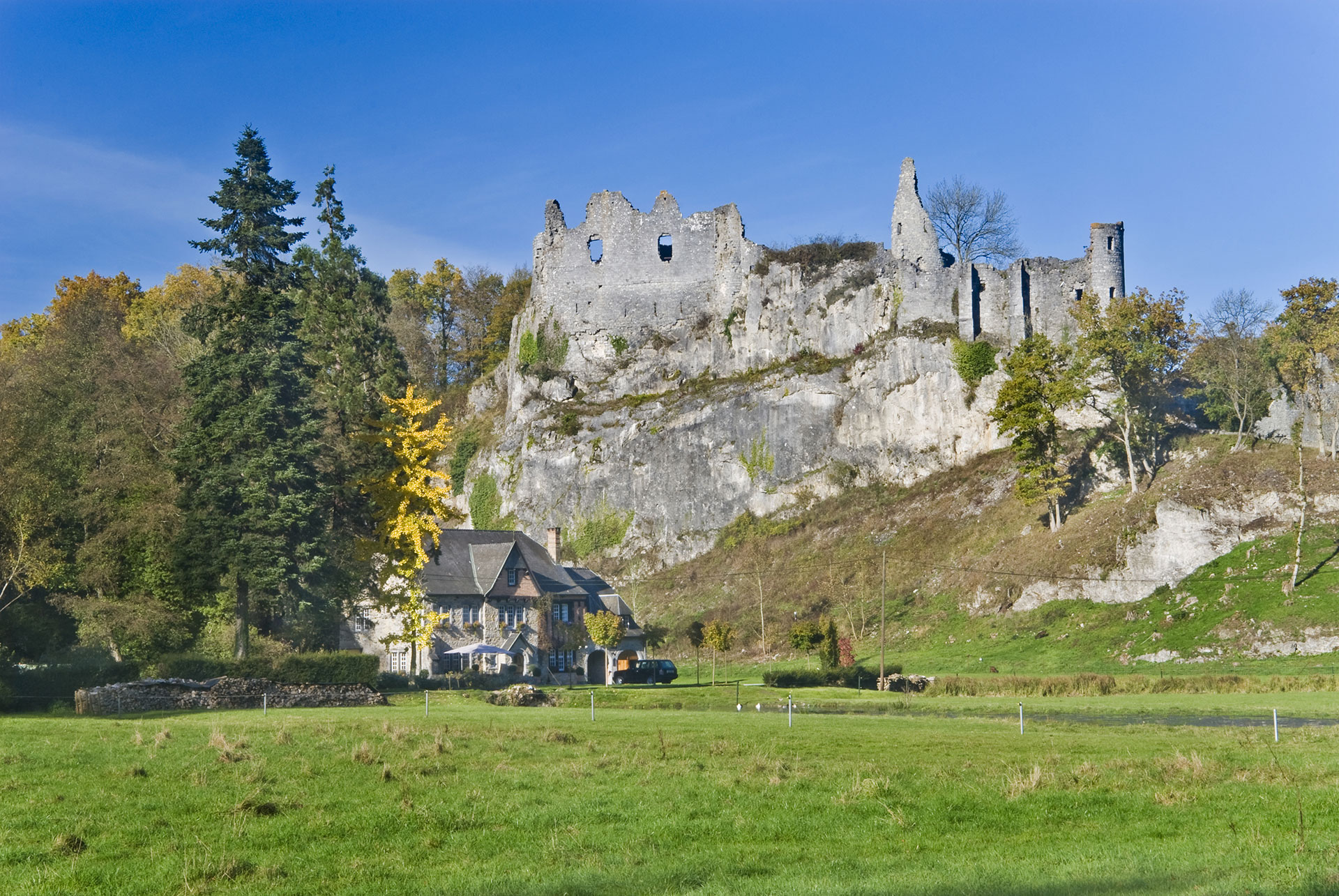 Château and Rochers de Montaigle