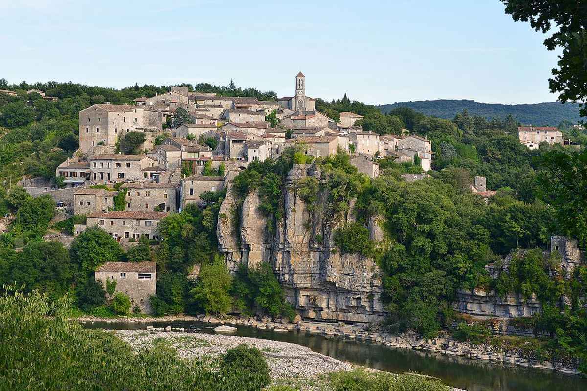 Between Balazuc and Lanas 