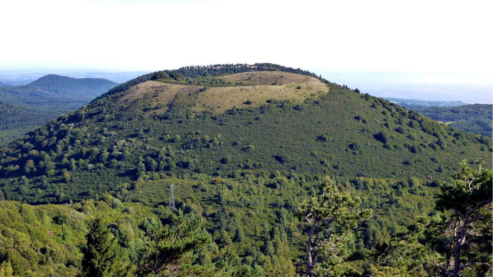 Puy des Goules et grotte du Sarcoui