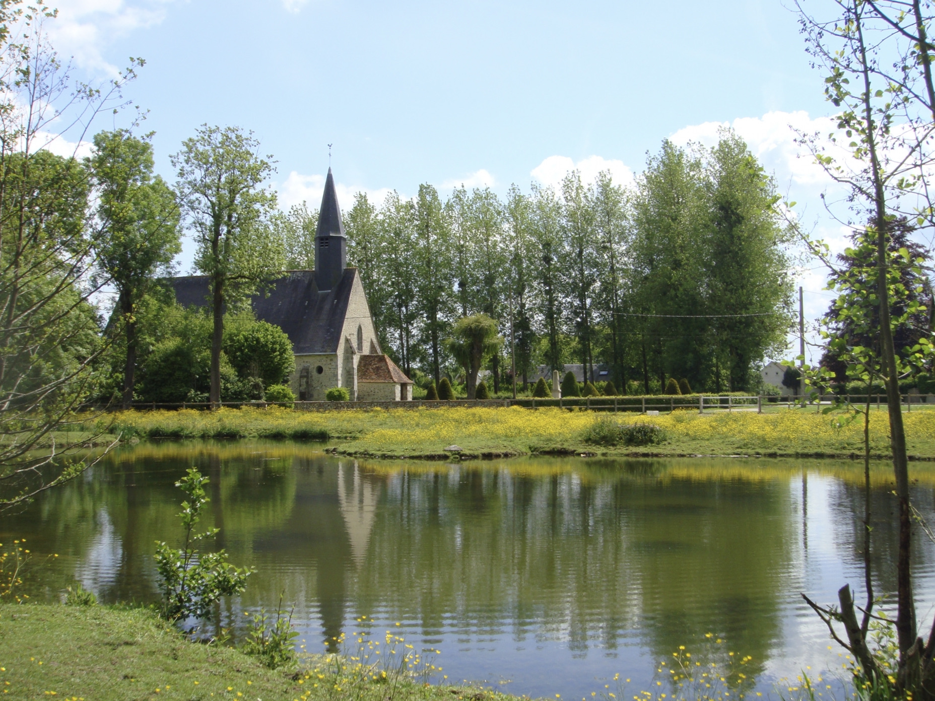 Between Saint-Lucien and Hermeray