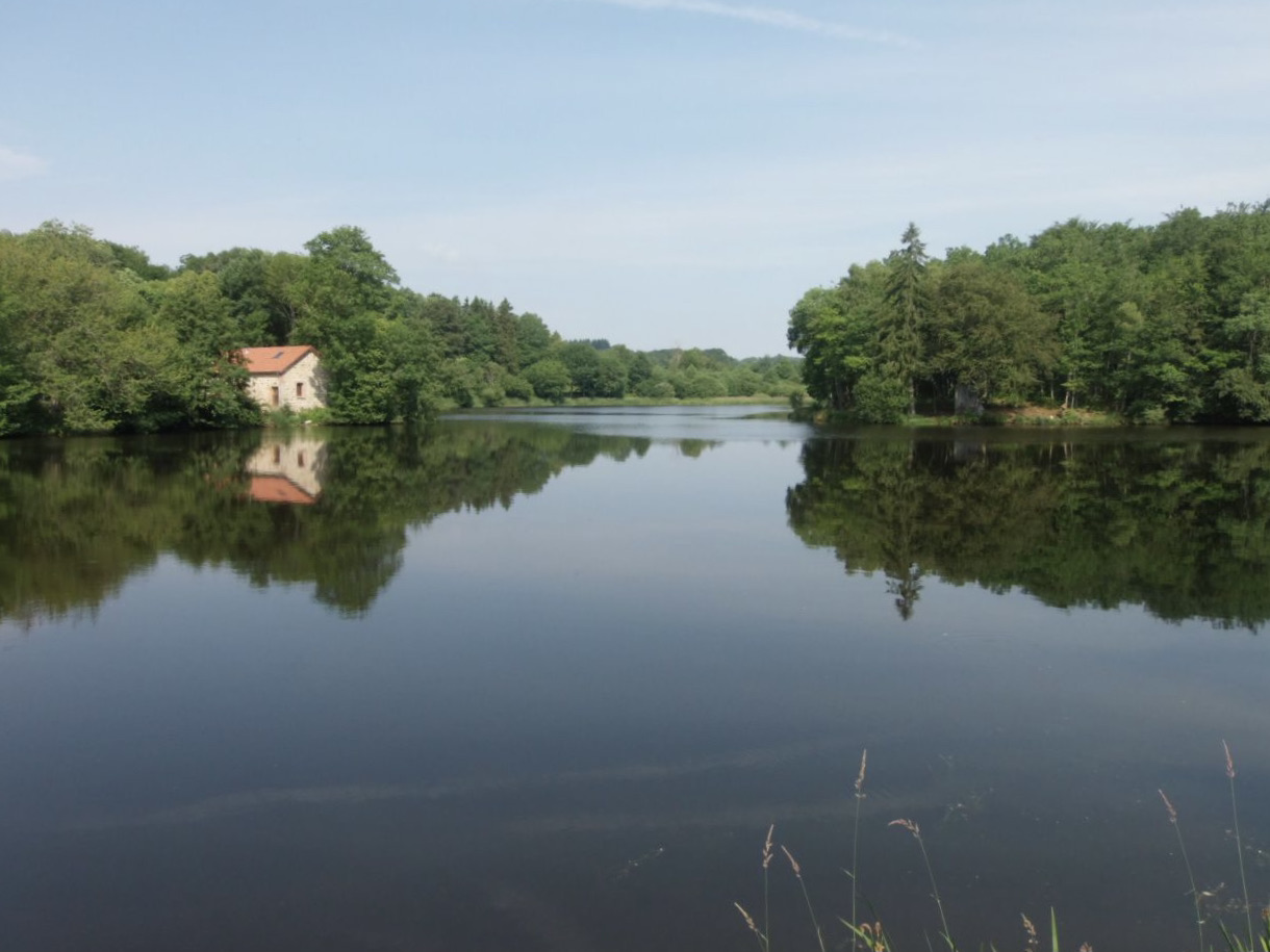 Étang du Cheix and Château de Bridiers